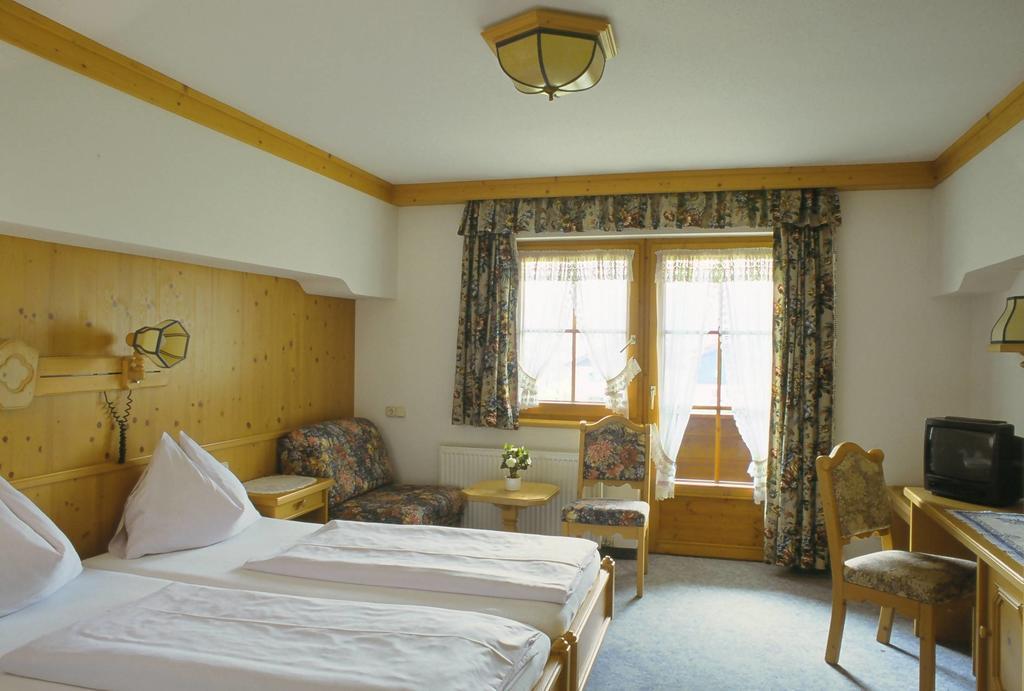 Kaiserhotel Neuwirt Oberndorf in Tirol Kamer foto